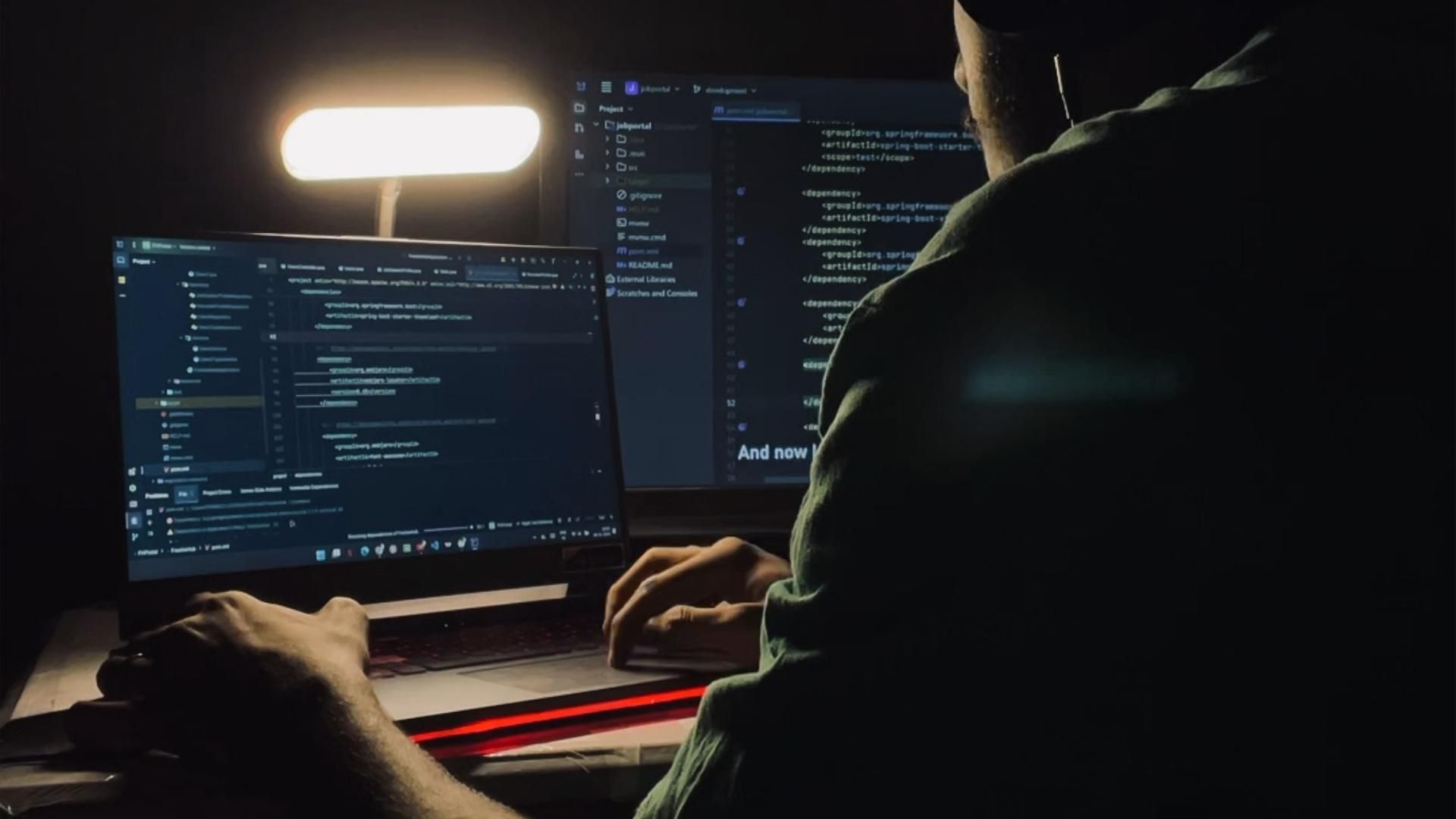 Setup monitor komputer layar lebar untuk proses pengembangan aplikasi dan desain