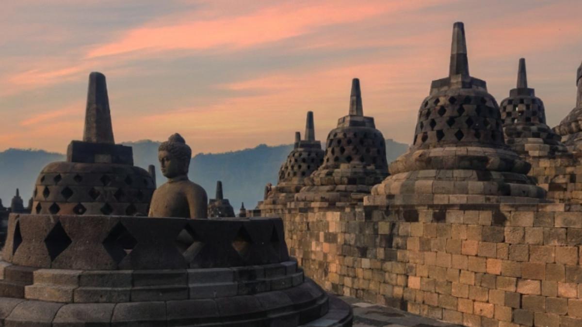 Candi Borobudur saat sunset