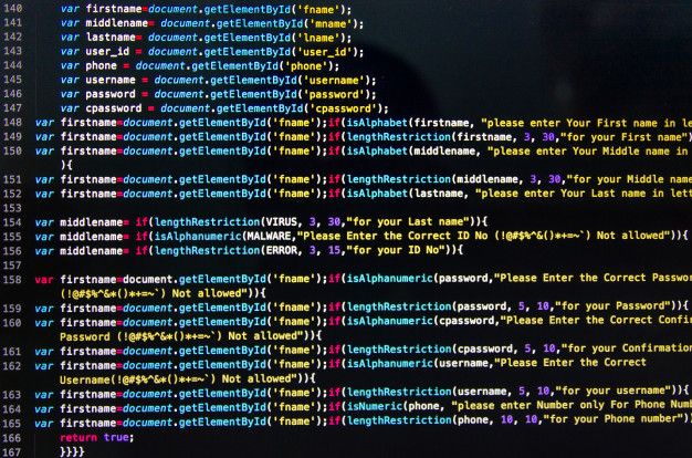 Layar monitor menampilkan baris source code dan arsitektur visual pemrograman