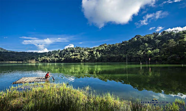 Fenomena Danau Tiga Warna Linow Tomohon
