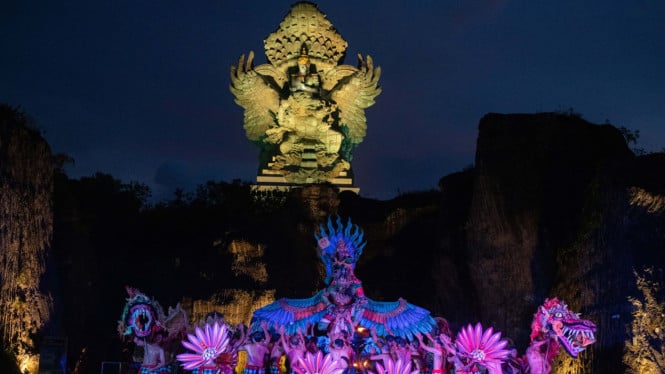 Garuda Wisnu Kencana di malam hari