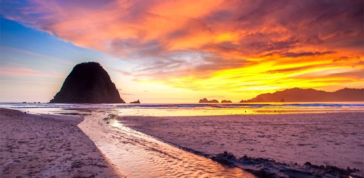 Sunset indah di Pantai Pulau Merah