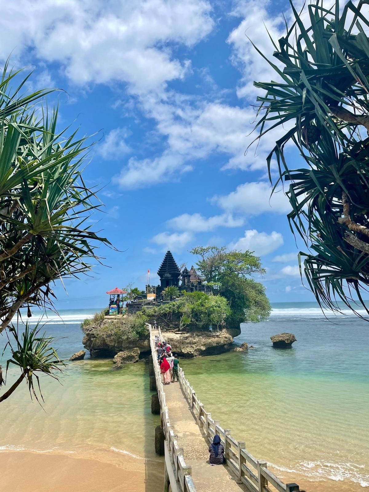 Pura di Pantai Balekambang