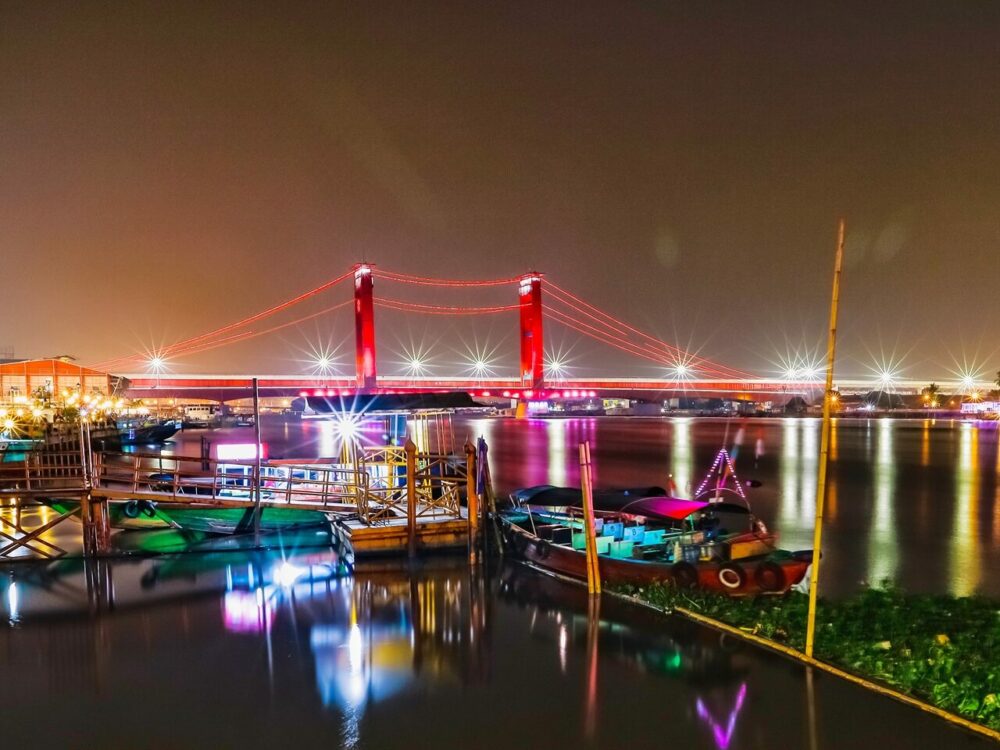 Jembatan Ampera Palembang malam hari