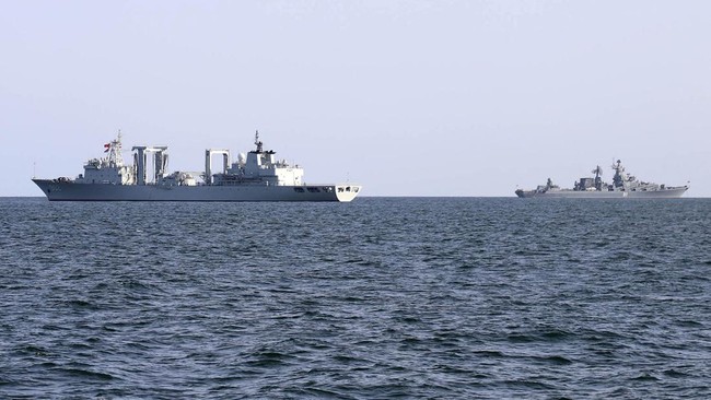 Helikopter Iran menghadang kapal AS di Teluk Oman